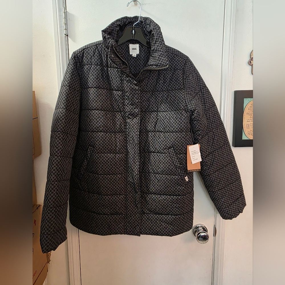 Vans Sarah Puffa Jacket in Vince Quilted Puffer Jacket in Black Pattern